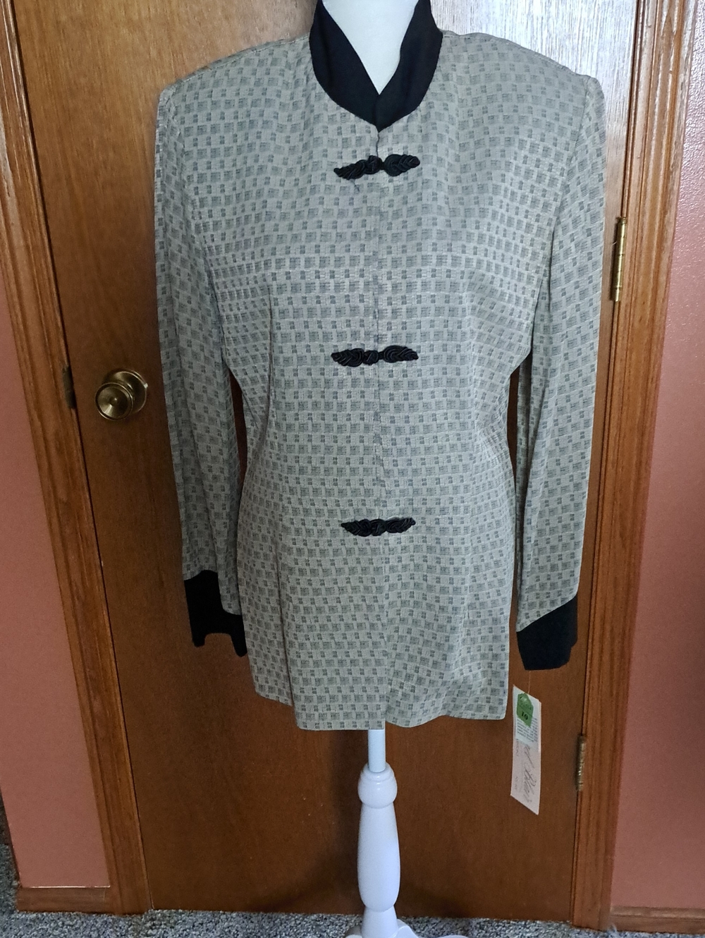 Women's Gray Patterned Mandarin Collar Blazer with Black Pants. (PANTSUIT)